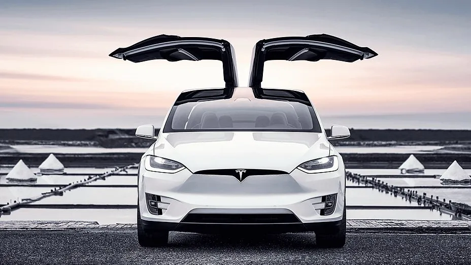 Alarm niskiego poziomu płynu hamulcowego nie uruchamia alarmu: Tesla wycofuje...
