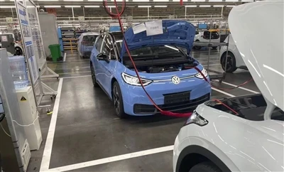 Nowe, świecące logo: ujawniono zdjęcia szpiegowskie nowego Volkswagena ID.3 SAIC